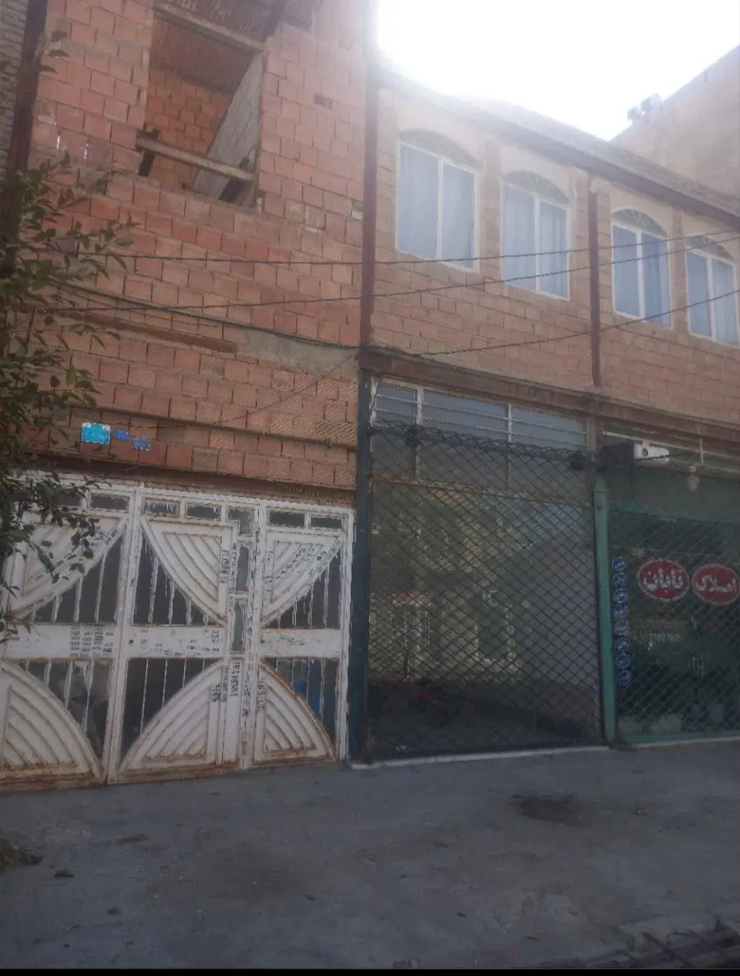 ساختمان  تجاری مسکونی بر خیابان ۲۴ متری زرین