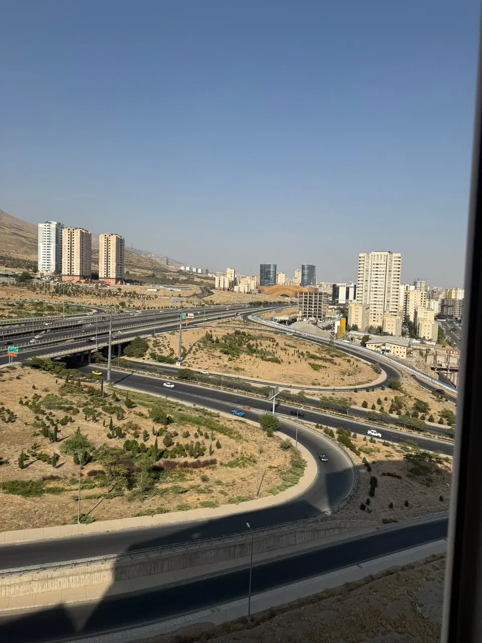 برج آسمان دریاچه  زندگی آرام کنار دریاچه چیتگر