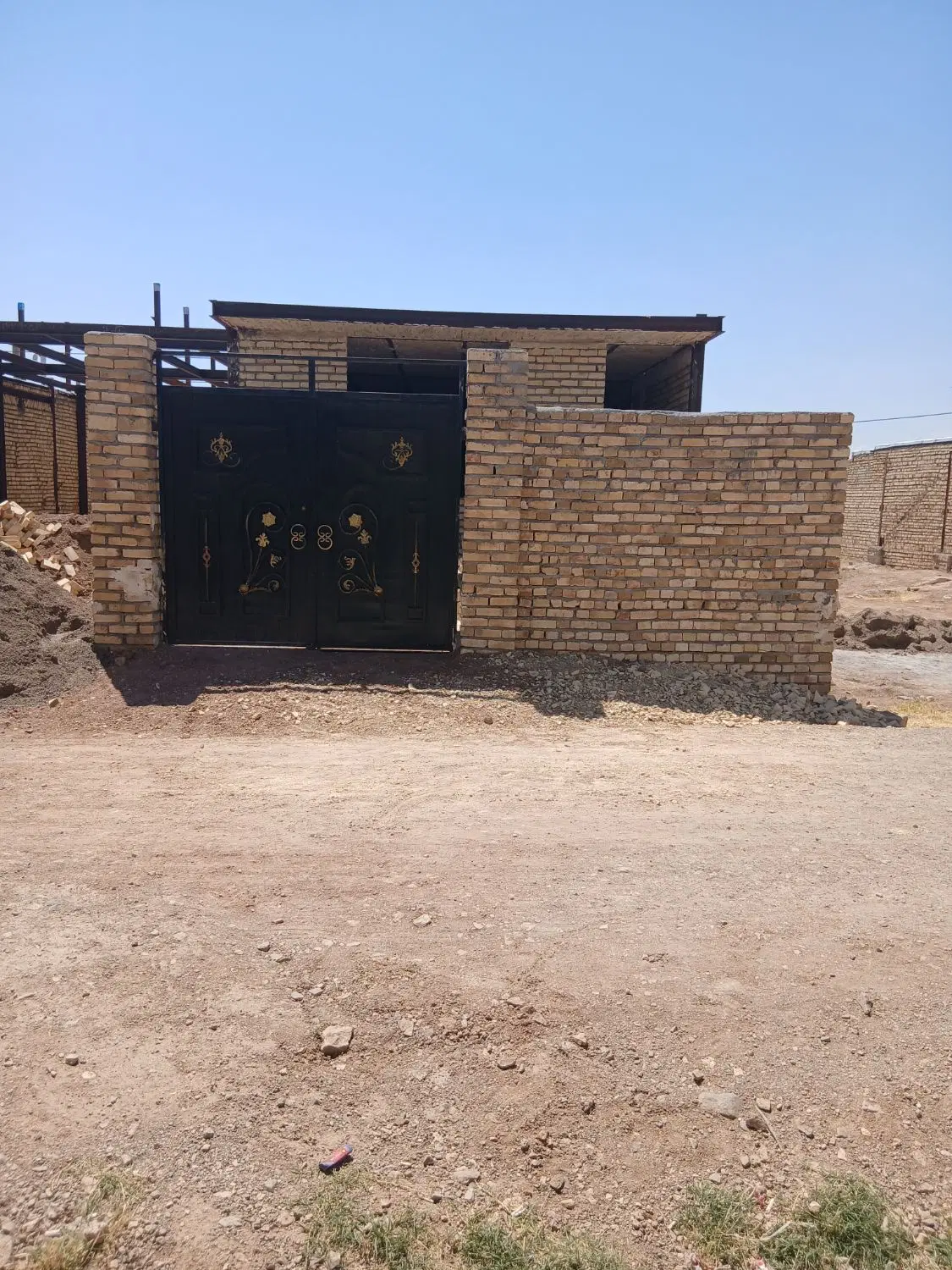 ساختمان نیمه کاره ۱۰۲ متر