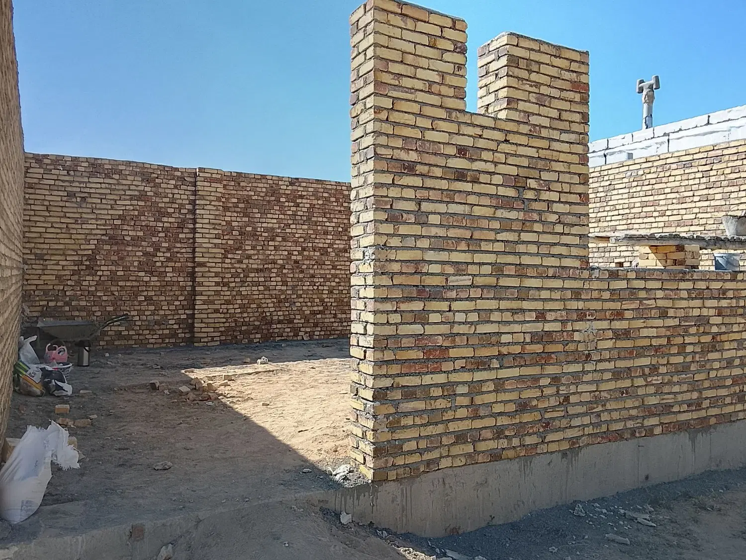 بادکی ناصر آباد نیمه ساخت داخل امکانات