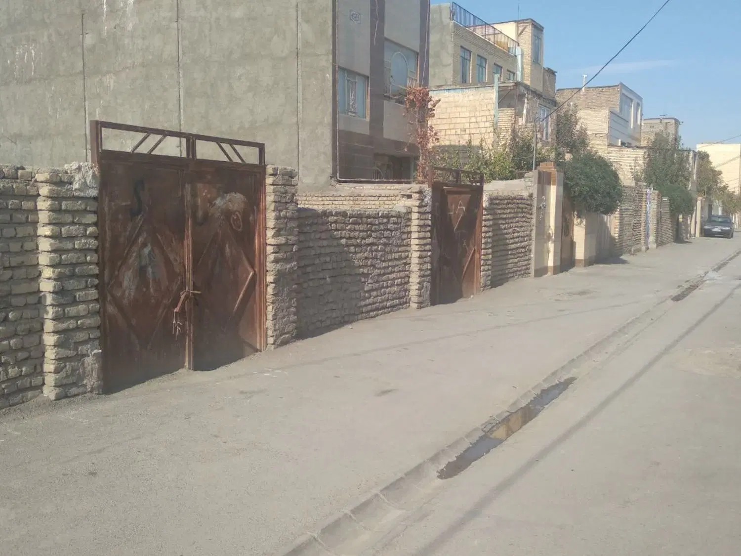 زمین مسکونی دو‌ر دیوار شاهنامه ۲۳