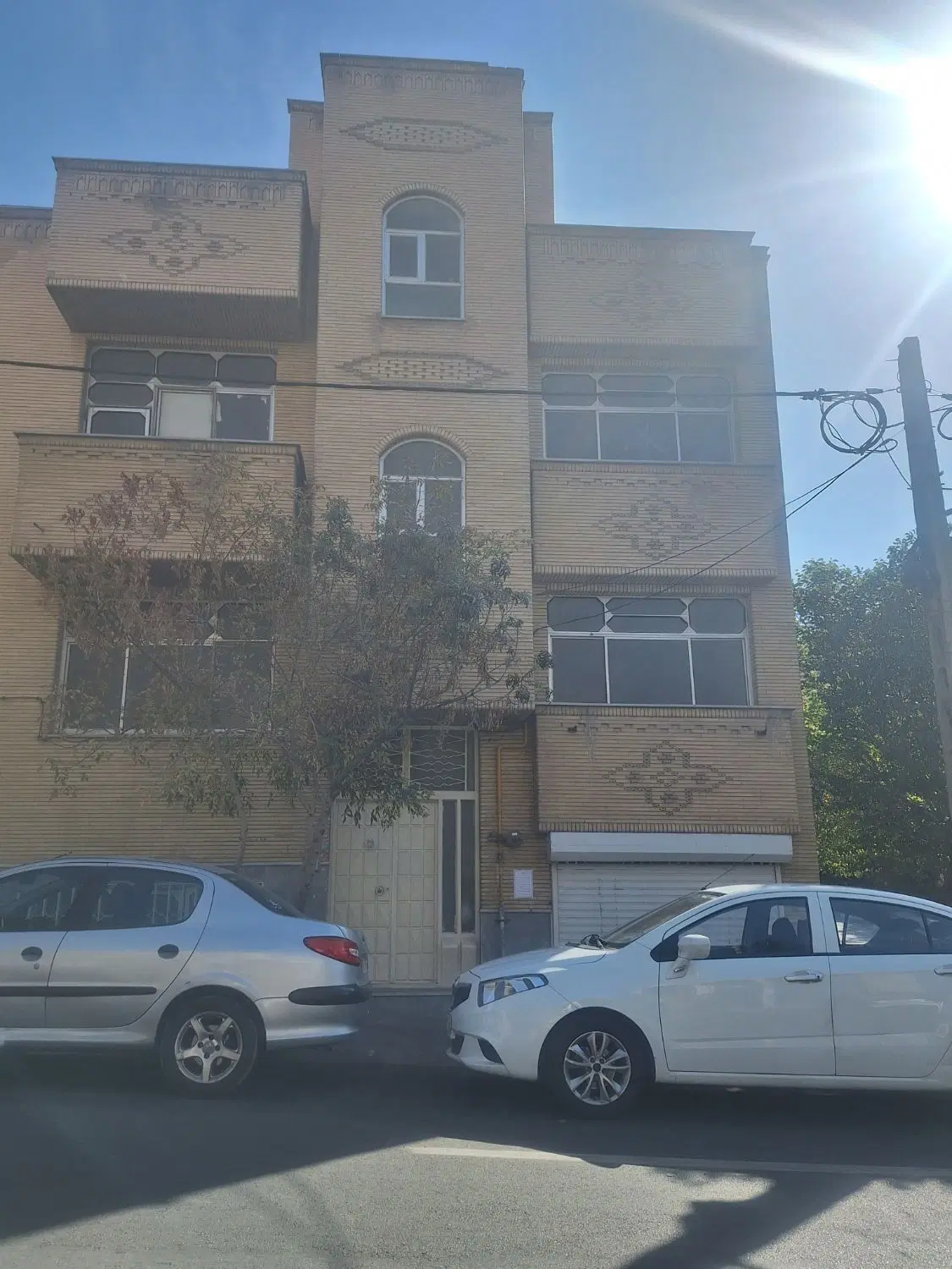 اجاره دربست حیاط سه طبقه در زعفرانیه.