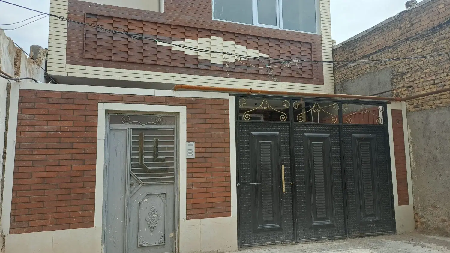 آپارتمان همکف حیاط ماشین رو