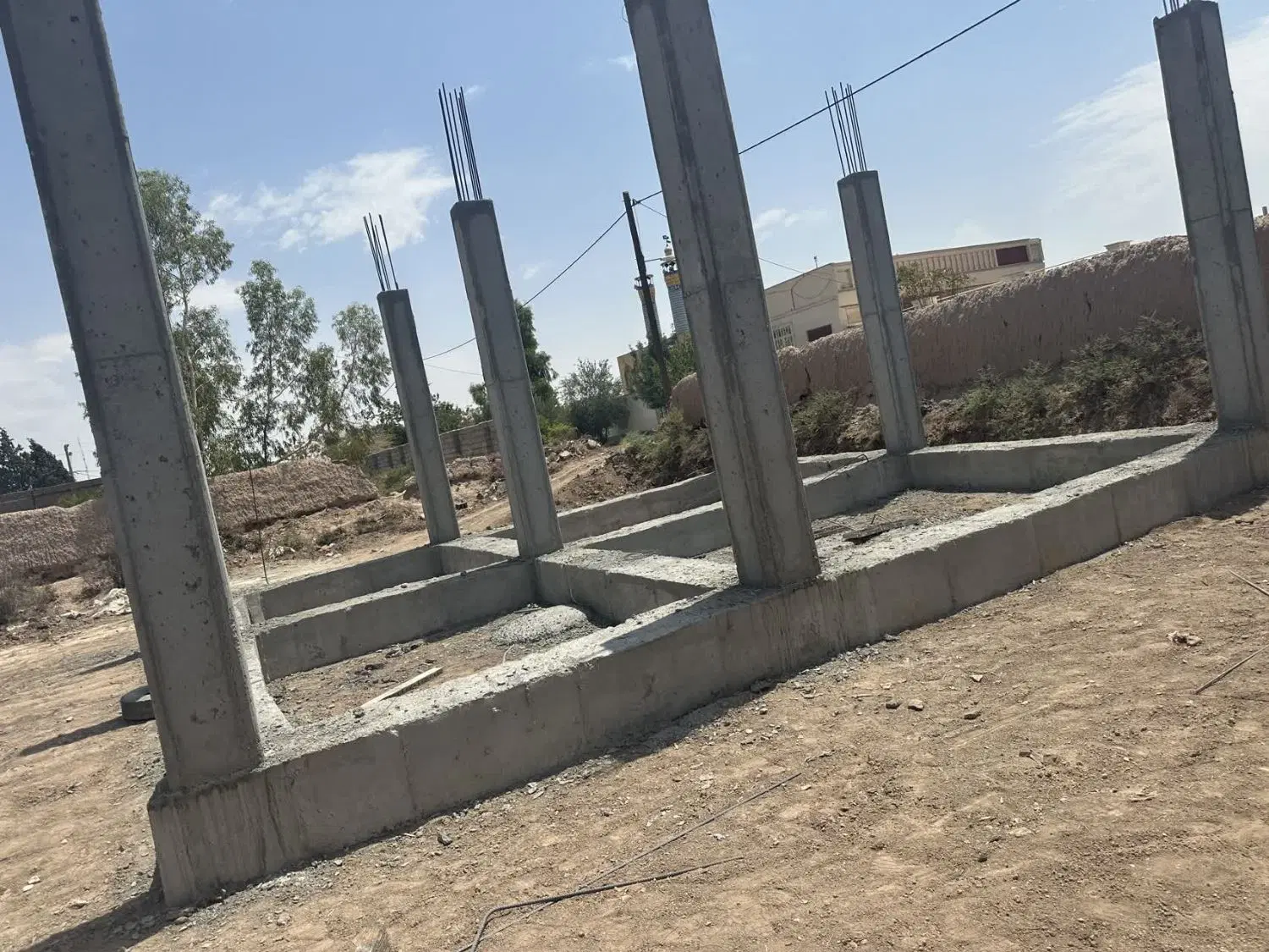 زمینی به مساحت ۳۰۰ متر در حال شناژبندی