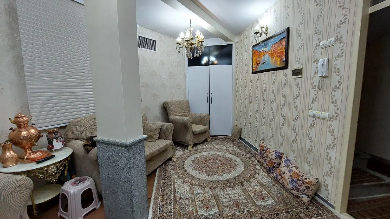 حیاط آپارتمانی با مغازه بر خیابان دونبش