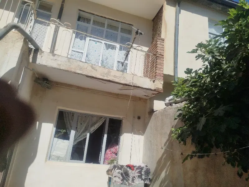 حیاط در خیابان وحدت