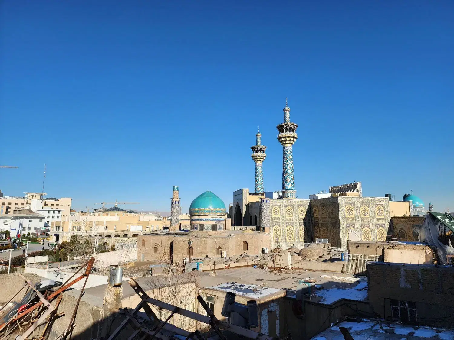 خانه مسافر فرشی دیوار به دیوار حرم مطهر امام رضا