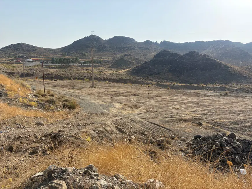 تعدادی جای مغازه  سقدر لب جاده اصلی کرمان جیرفت