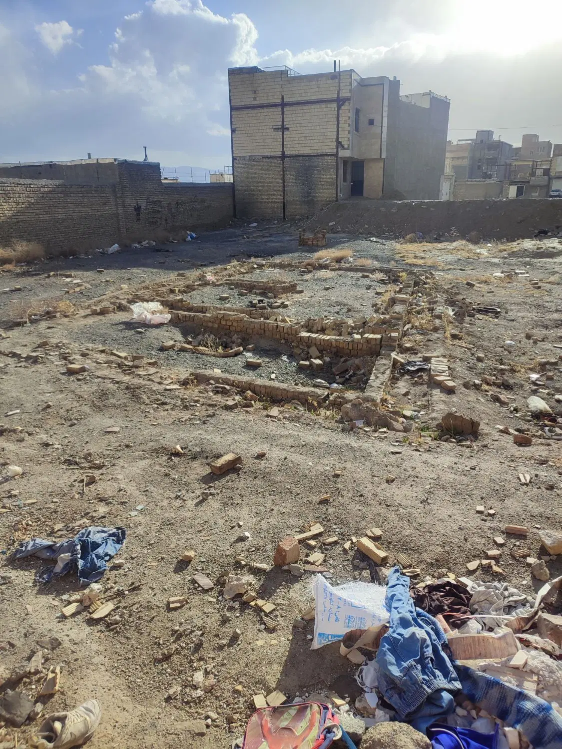 زمین فروشی نامیله