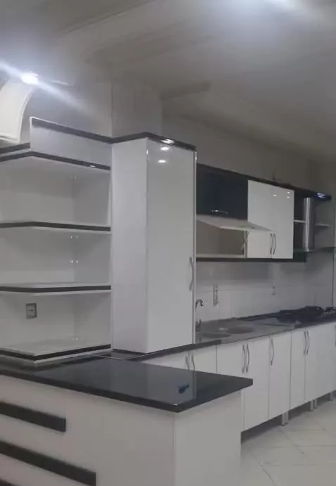 112 متر ابریشم طبقه 1 با پارکینگ و انباری