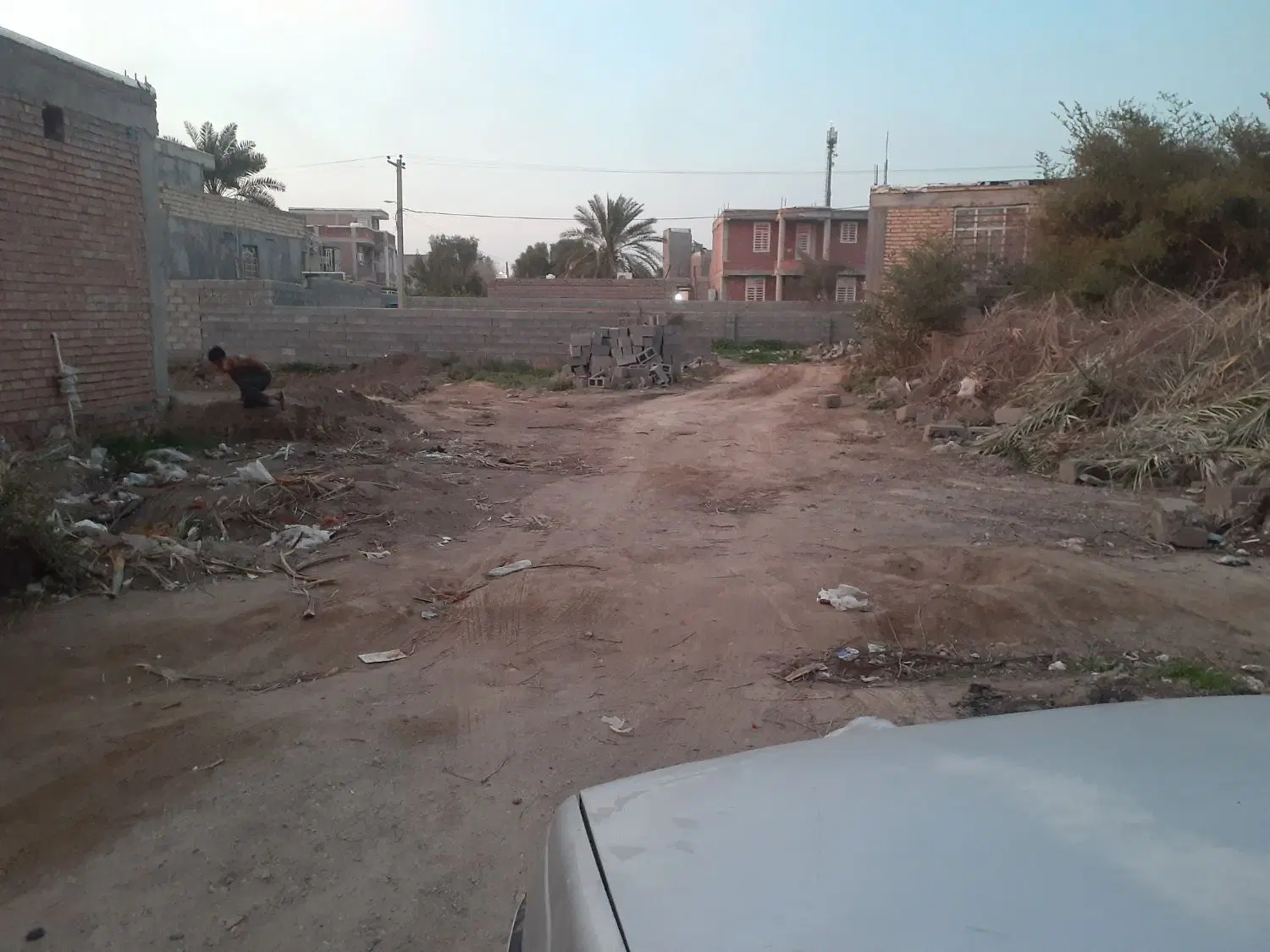 زمین مسکونی مرکز شهر قلعه گنج پشت دادگاه قدیم