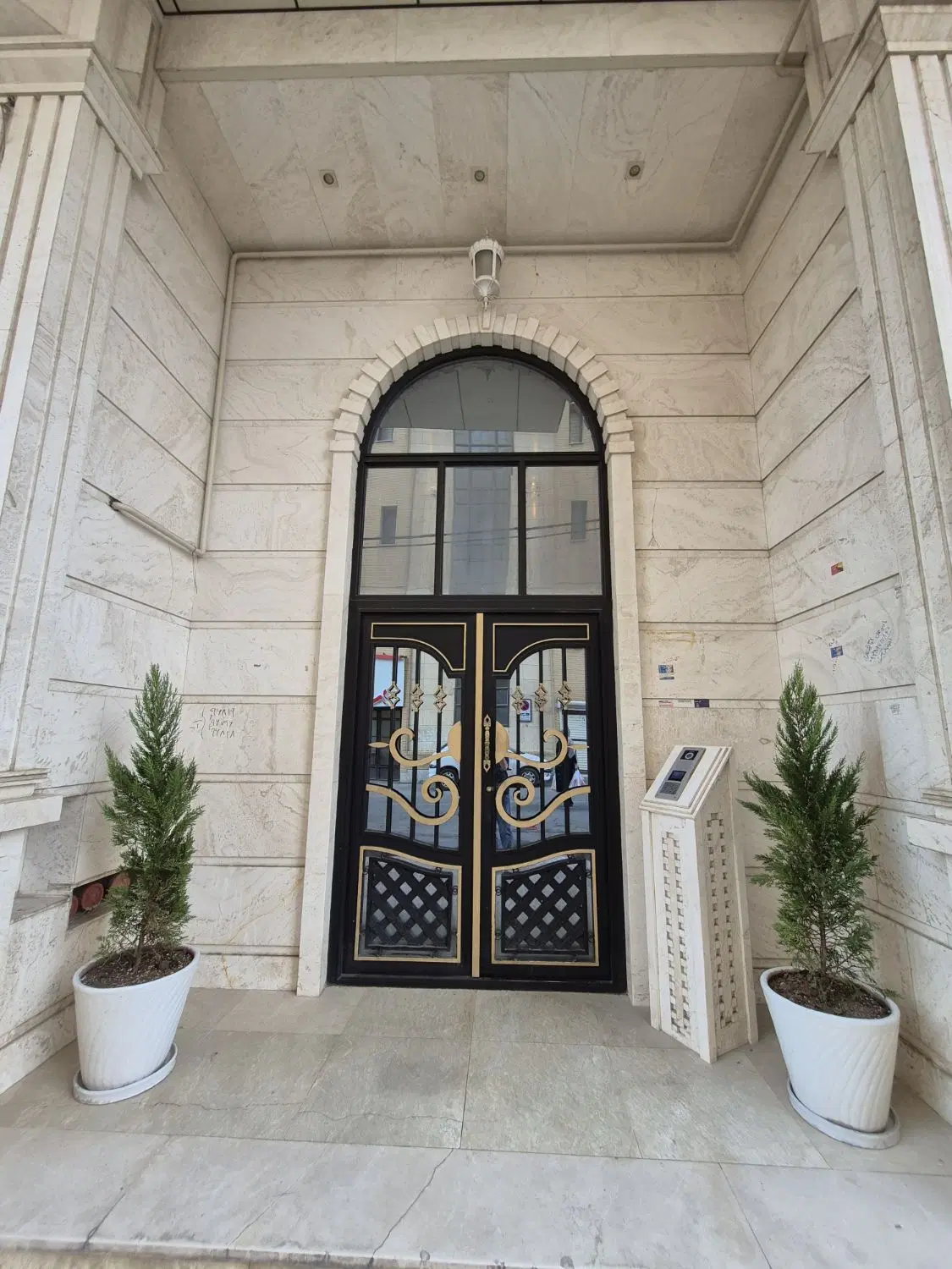 اپارتمان مدرس بر خیابان