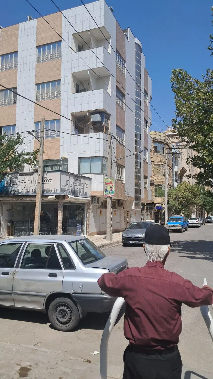 آپارتمان درهدایت جلوی فضای سبز