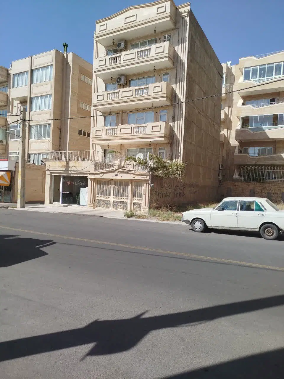 کوی استانداری بر خیابان اصلی دو نبش شمالی غربی