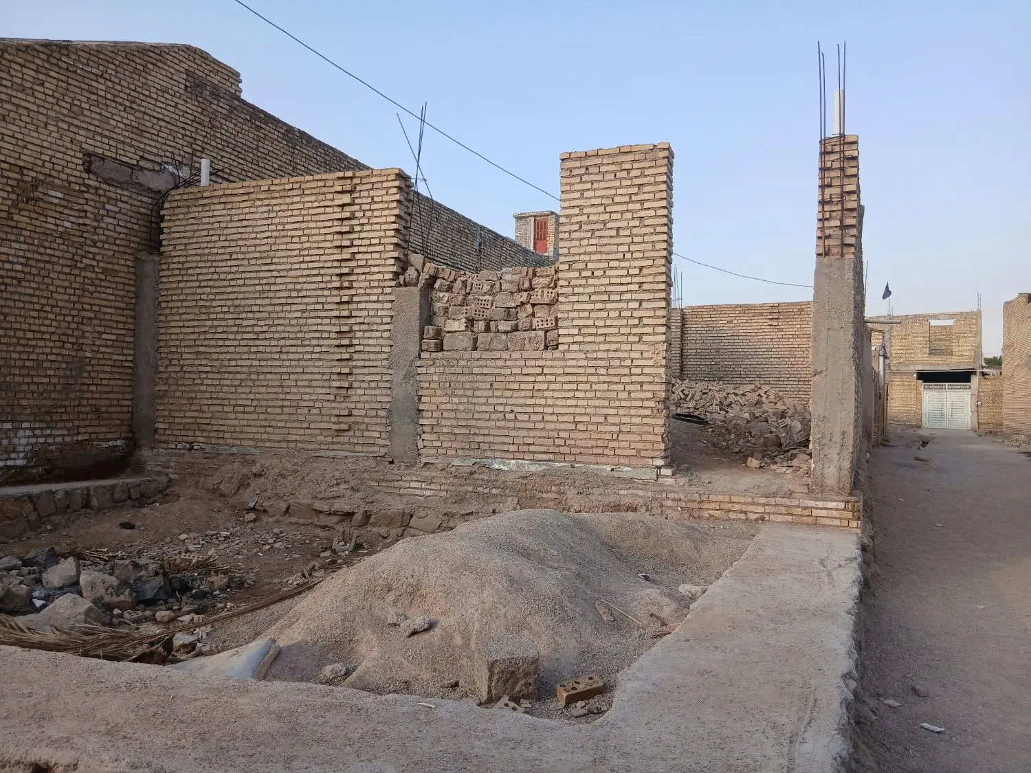 خانه نیمه کاره دارخوین