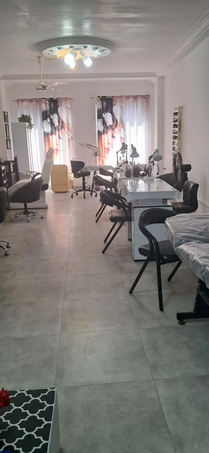 اجاره در بست اتاق در سالن زیبایی