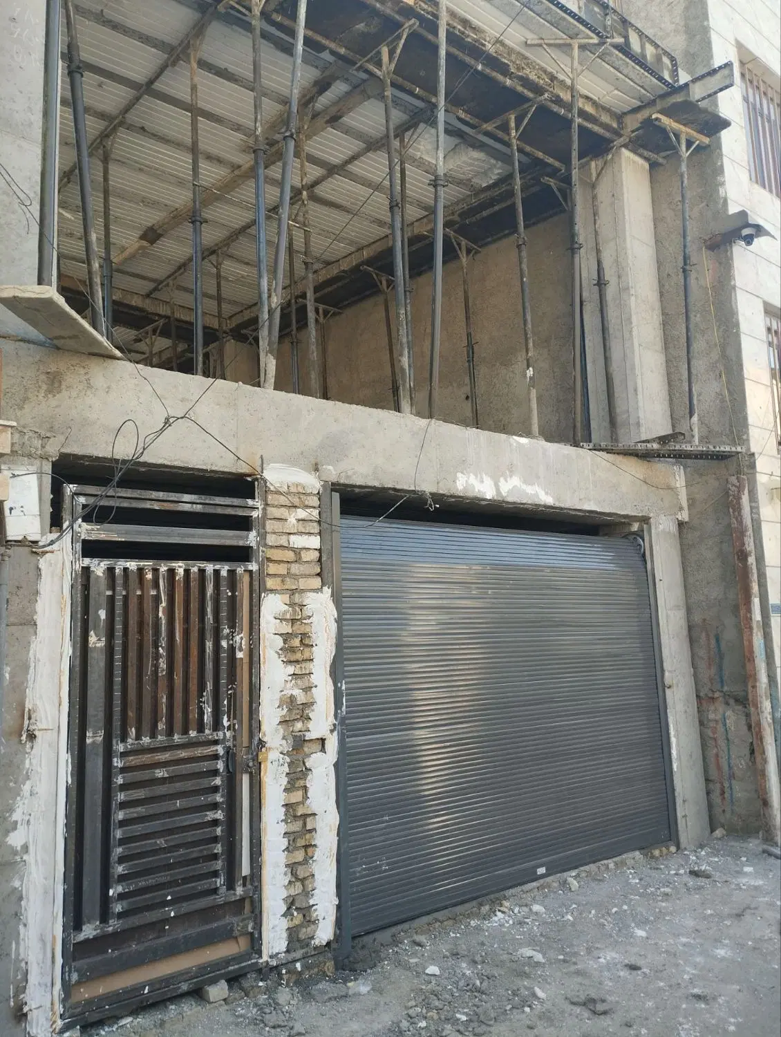 ساختمان نیمه کاره با جواز