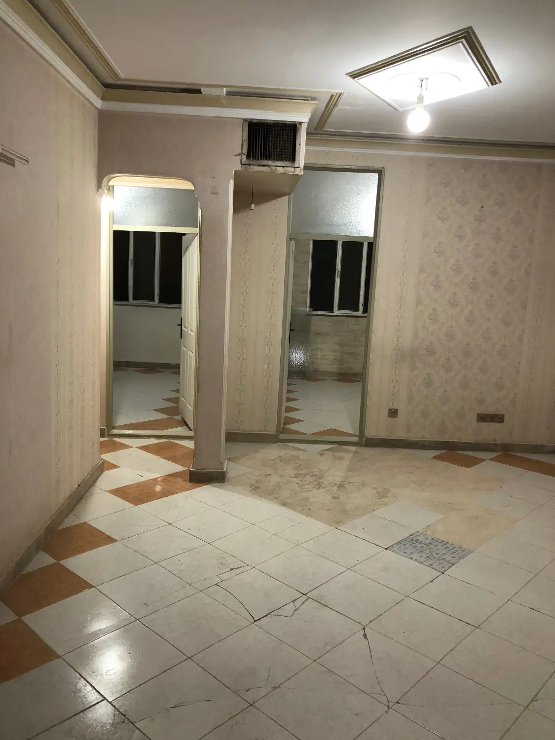 آپارتمان ۸۰ متری طبقه سه