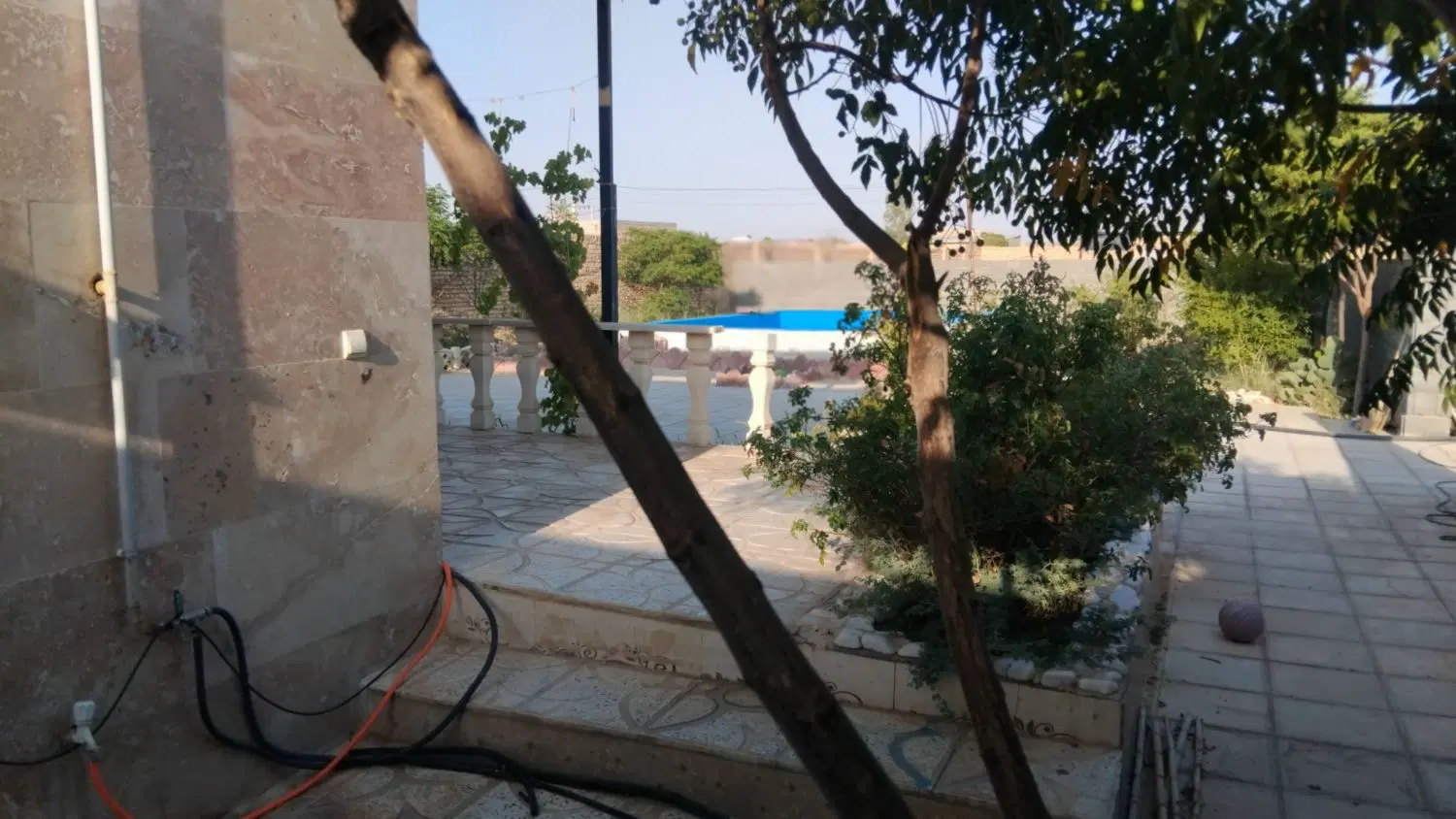 560 متر چهاردیواری، باغچه