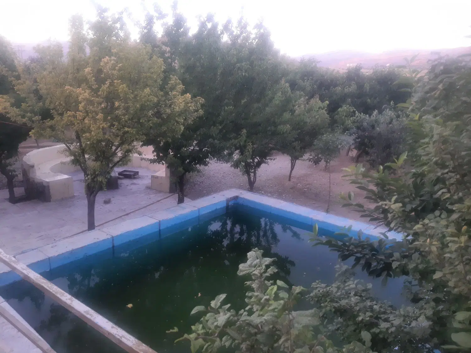خانه باغ با استخر