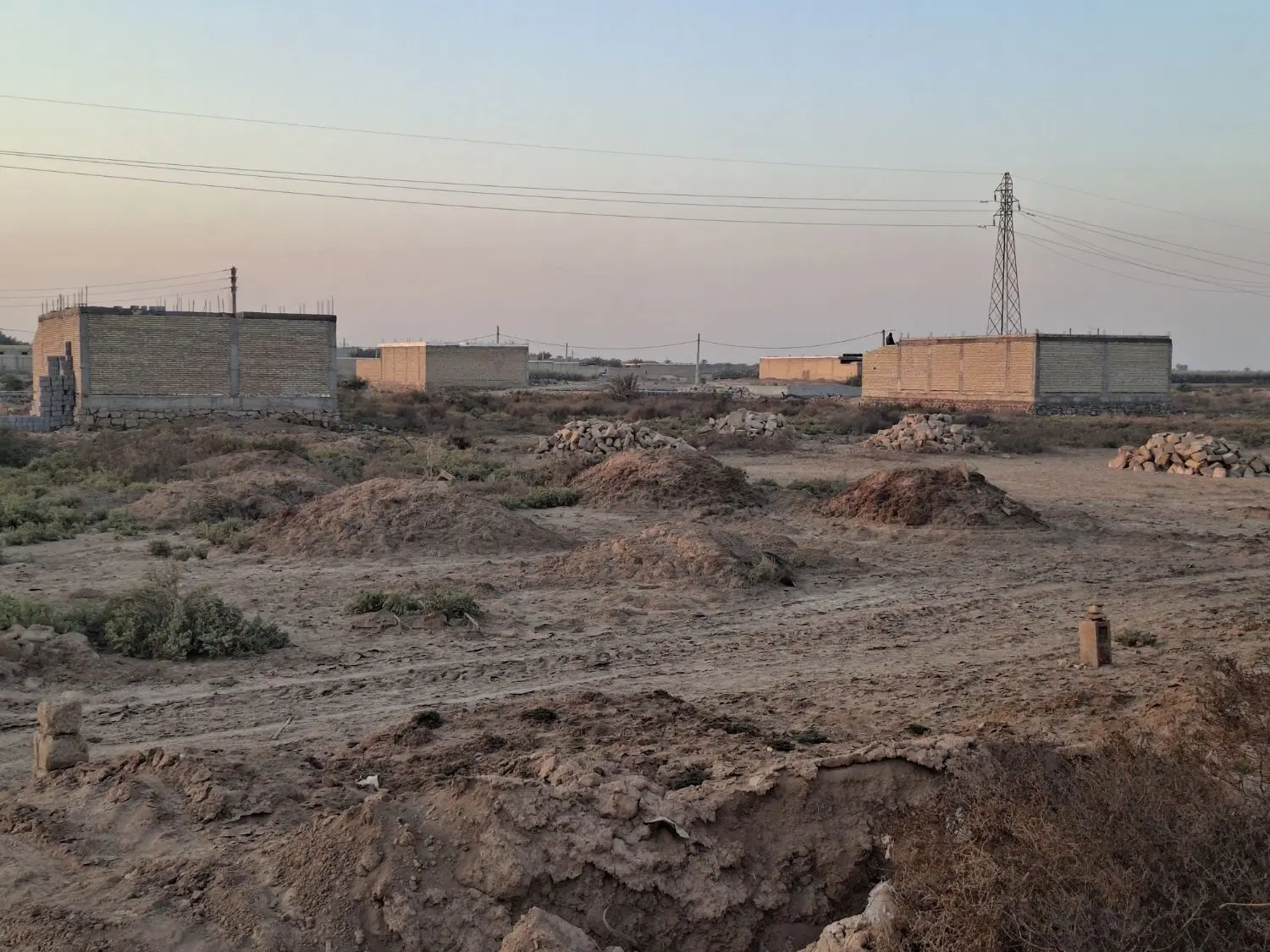 زمین به متراژ ۲۴۰ متر پشت پمپ بنزین دارخوین