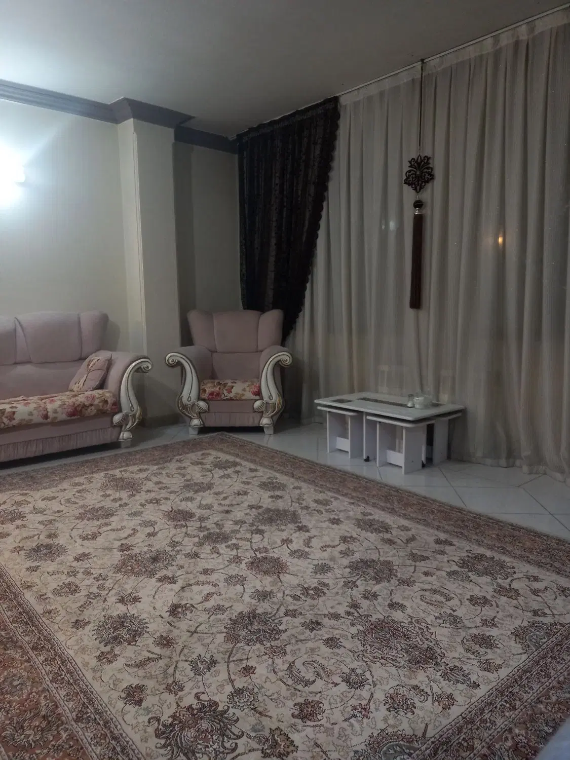 آپارتمان ۹۰ متر دو خوابه دونبش پارکینگ دارد