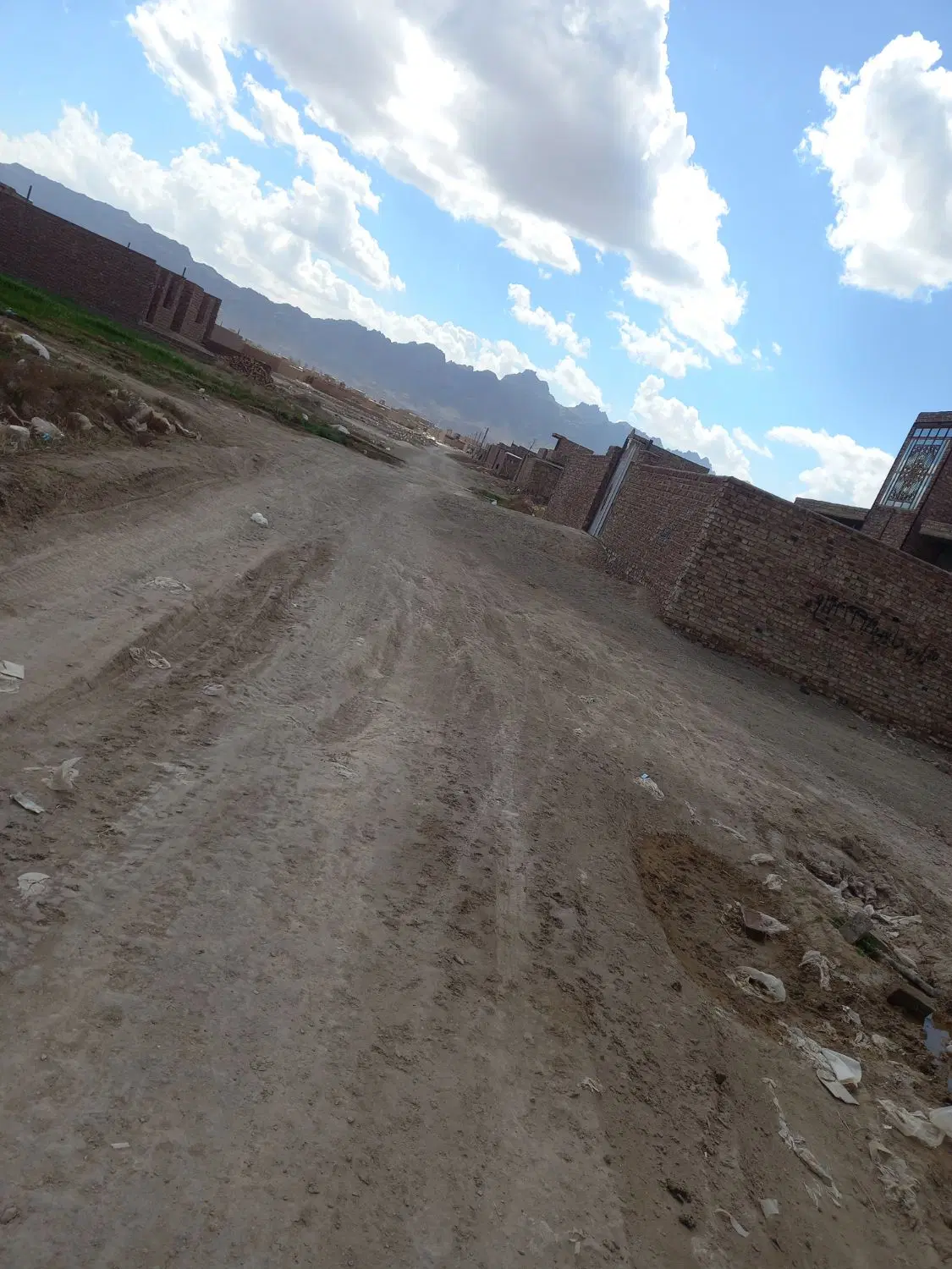 با سلام خدمت دوستان زمین سر خیابان ۲۰متری