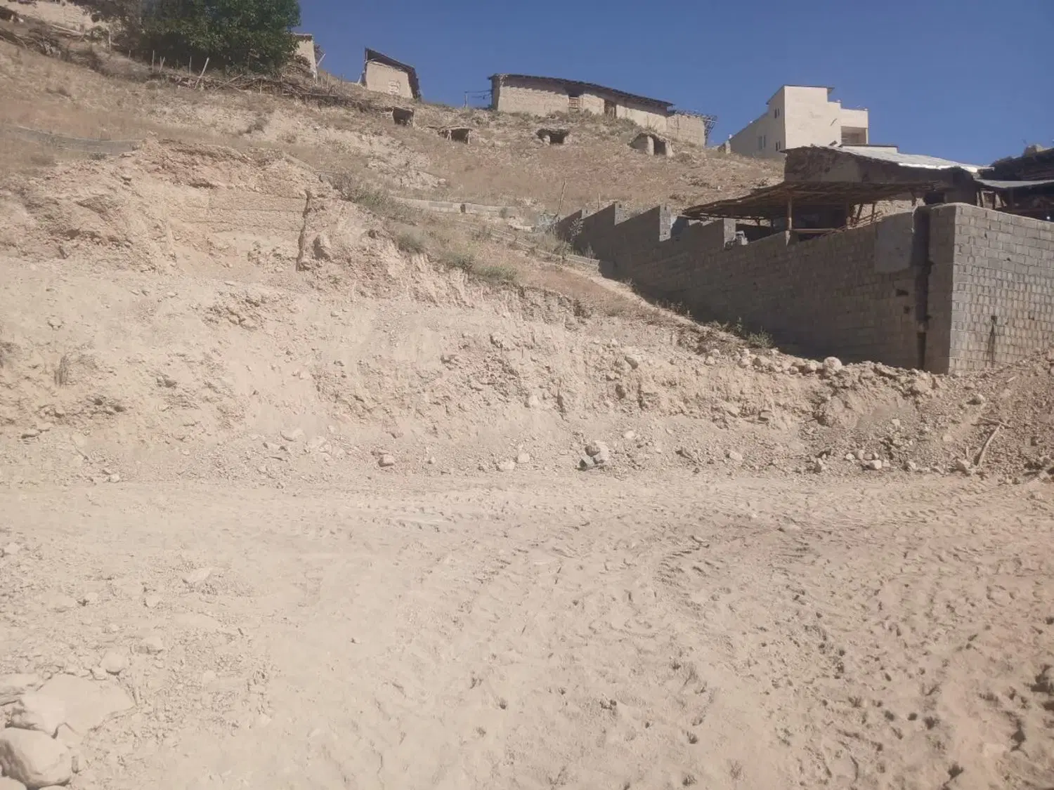 زمین مسکونی با سند و مجوز ساخت