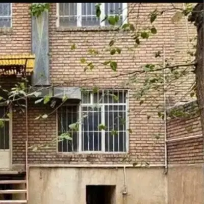 خانه کلنگی مالک هستم . حیاط دار سه طبقه کامل