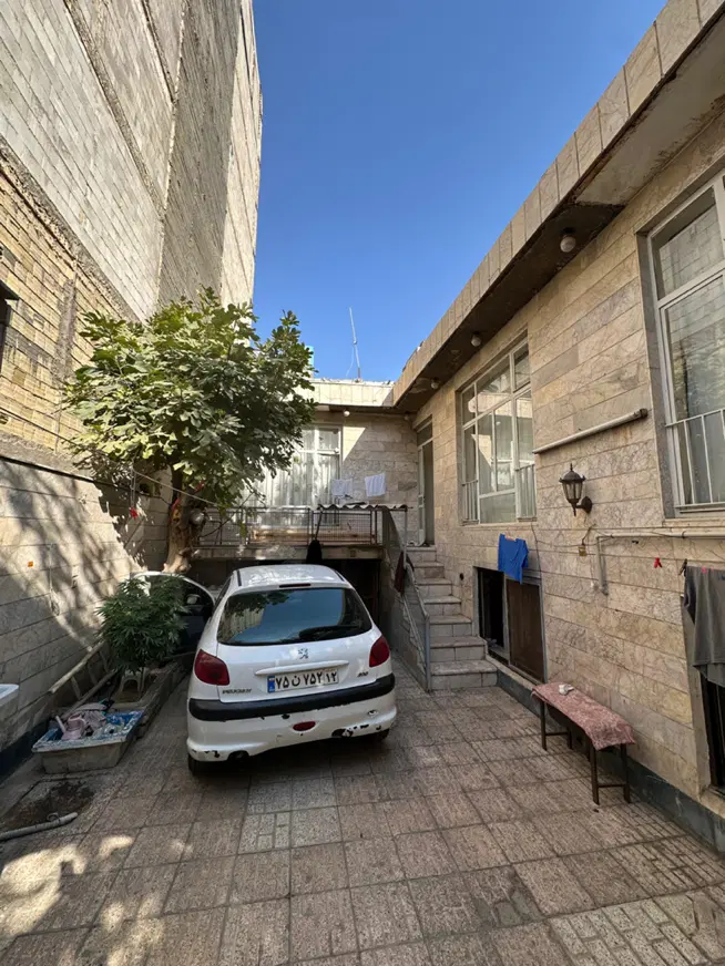 منزل ویلایی بهمراه مغازه