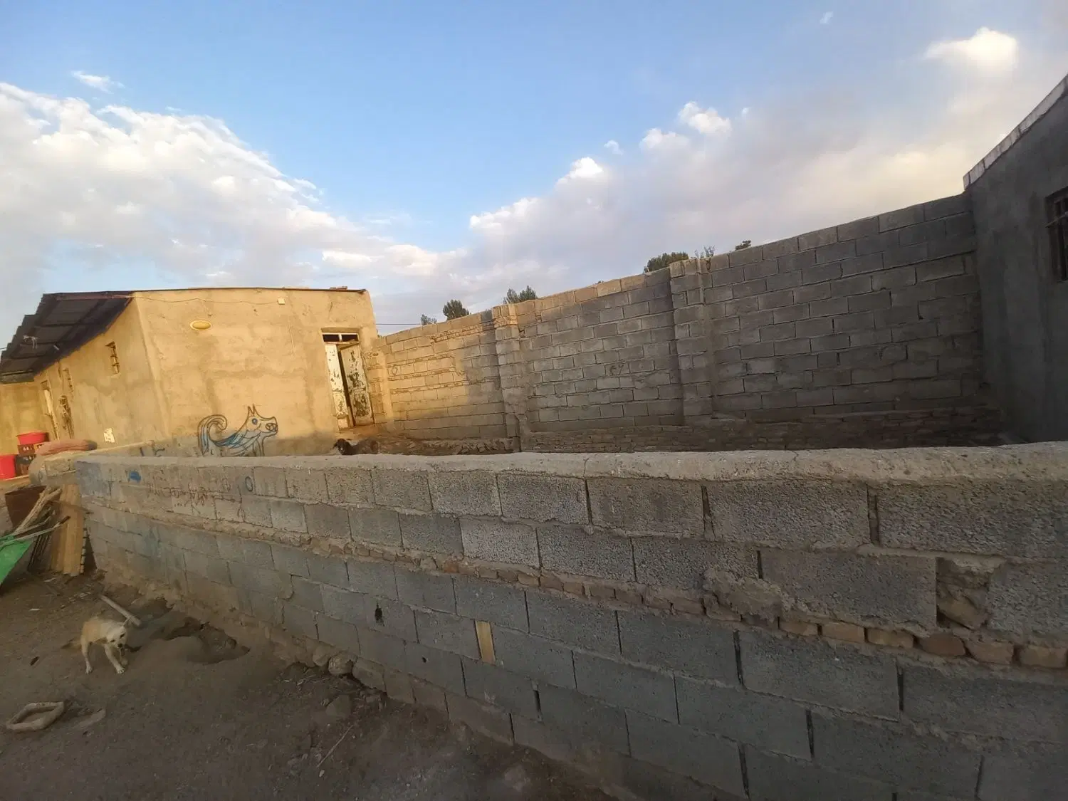 حیاط حصاربندی شده لب جاده