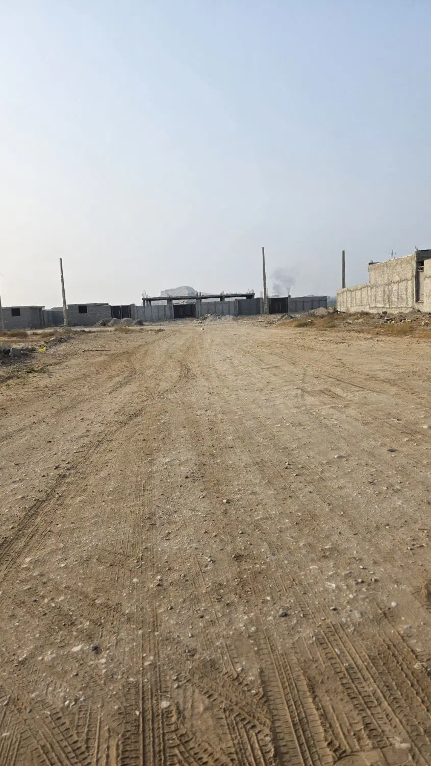 زمین ۲۳۵ متر دیوارکشی  حیاط ستون حیات بتنی