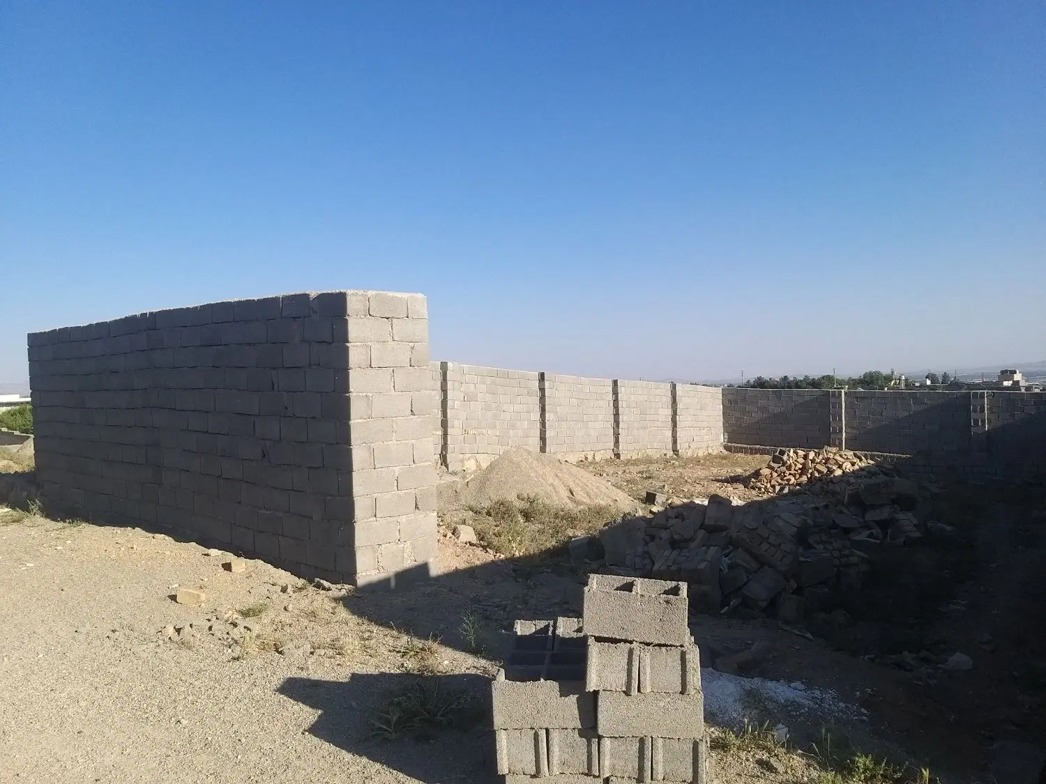 زمین چهار دیواری واقع در هشتگردروستای کوشک زر