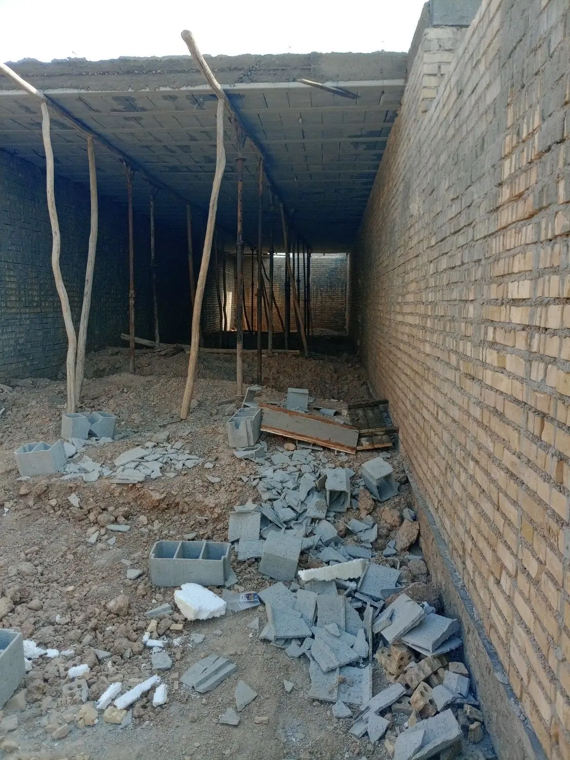 فروشی خانه نیم کاره