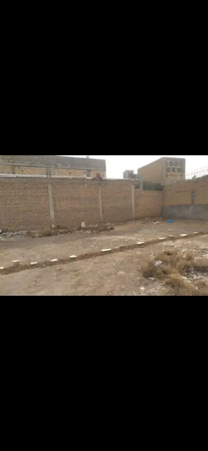زمین خالی  دورتادور دیوار ۲۰۰ متری