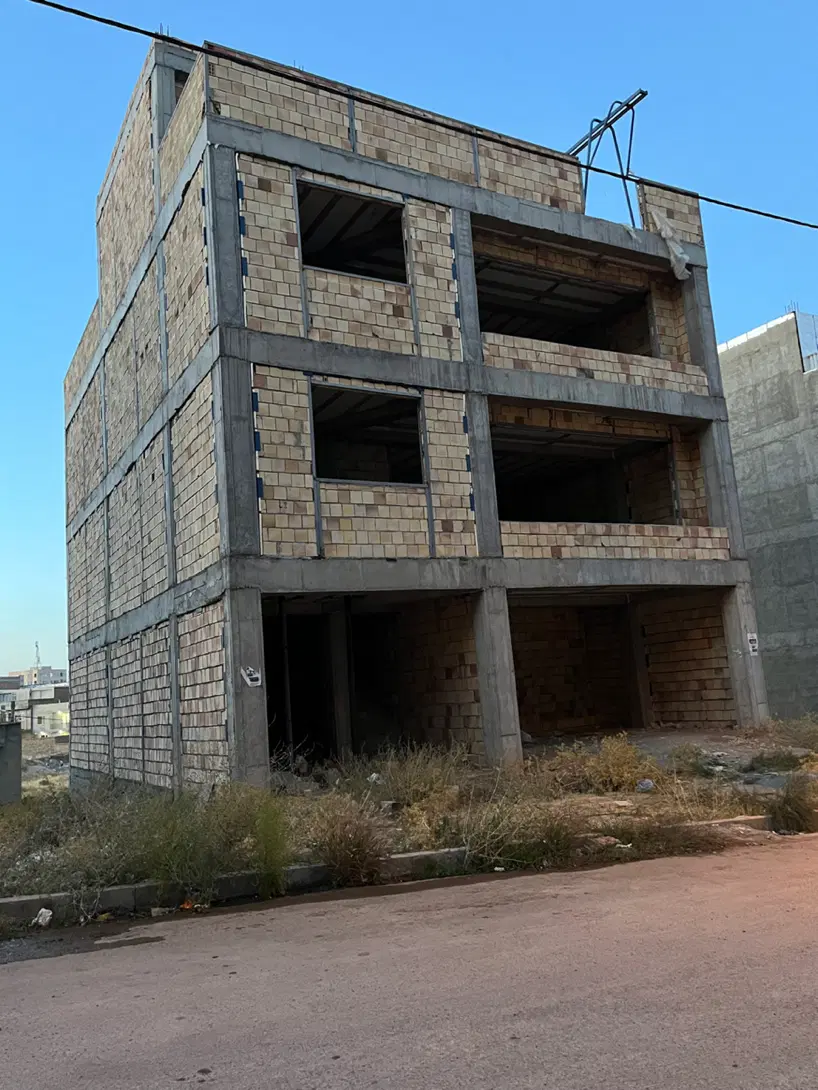 ساختمان نیمه کاره دیوار جینی شده