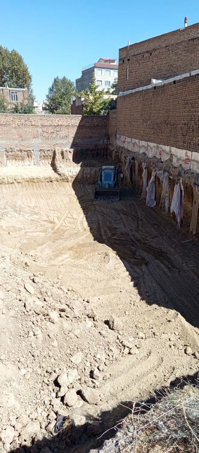 زمین در بادکی پشت قواره