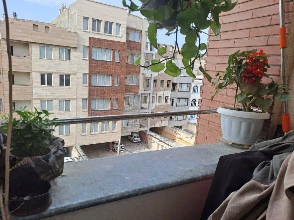 ۷۸ متر رو به خیابان کوچه ۲۰ متری صیاد پله ها نرم