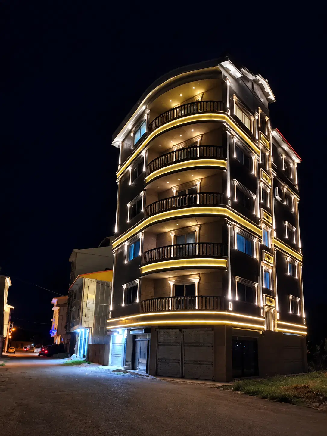 فروش آپارتمان ۱۸۰ متری ۳ خواب_مرکز شهر _تک‌واحدی