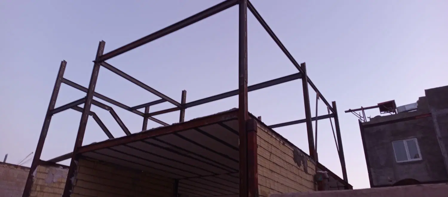 پشت بام نیمه کاره تمام اسکلت