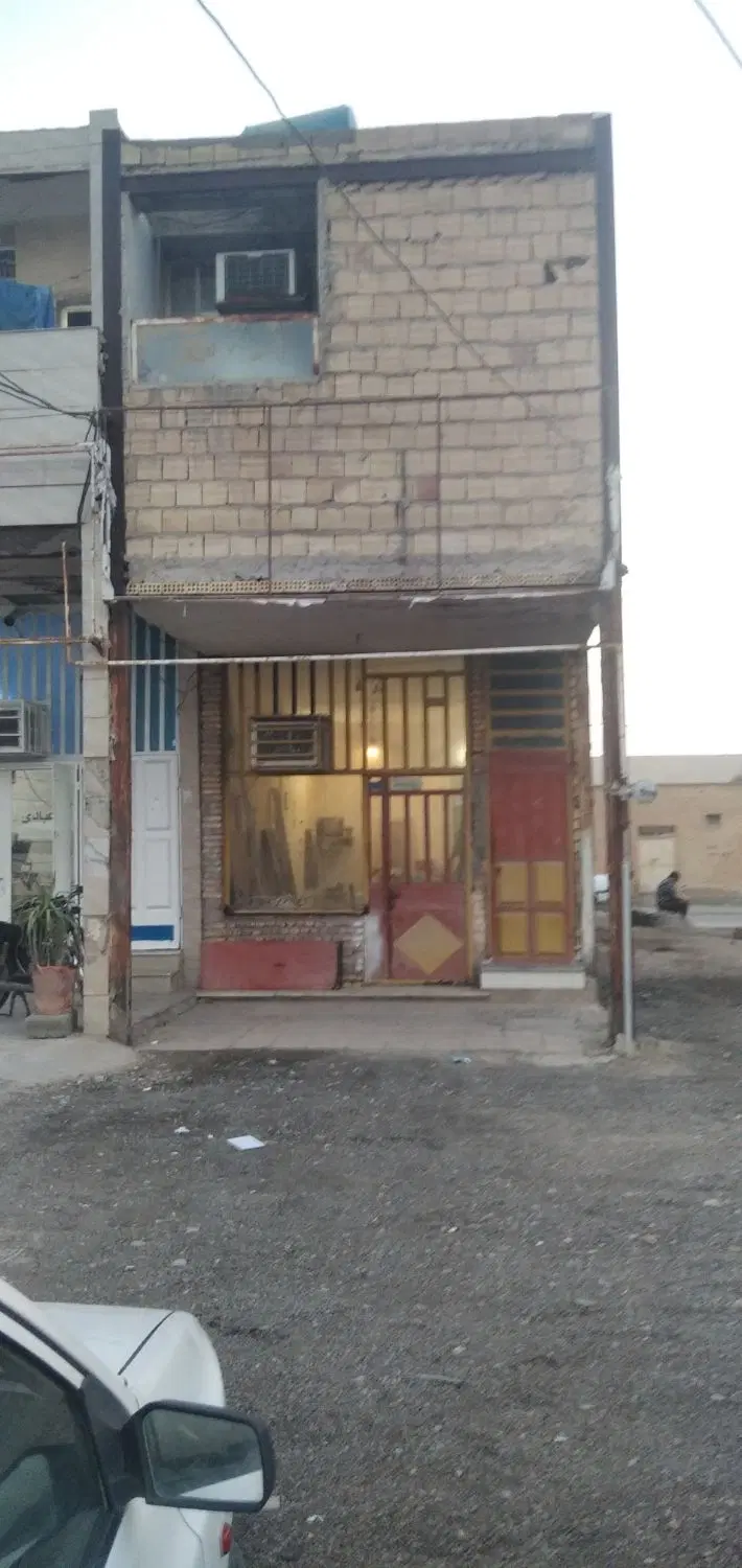 مغازه دو طبقه رو به جاده اصلی