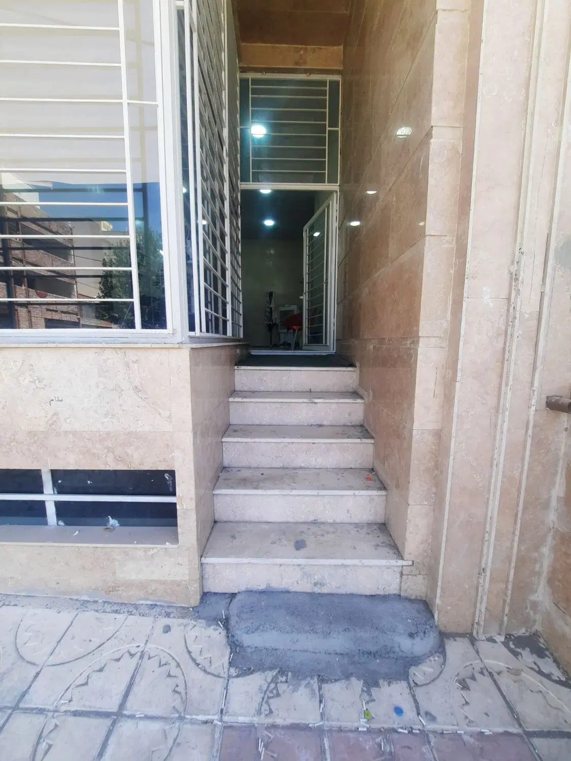 تجاری بر خیابان شهید رجایی