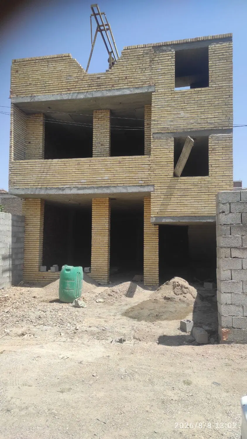 خانه مسکونی دو طبقه