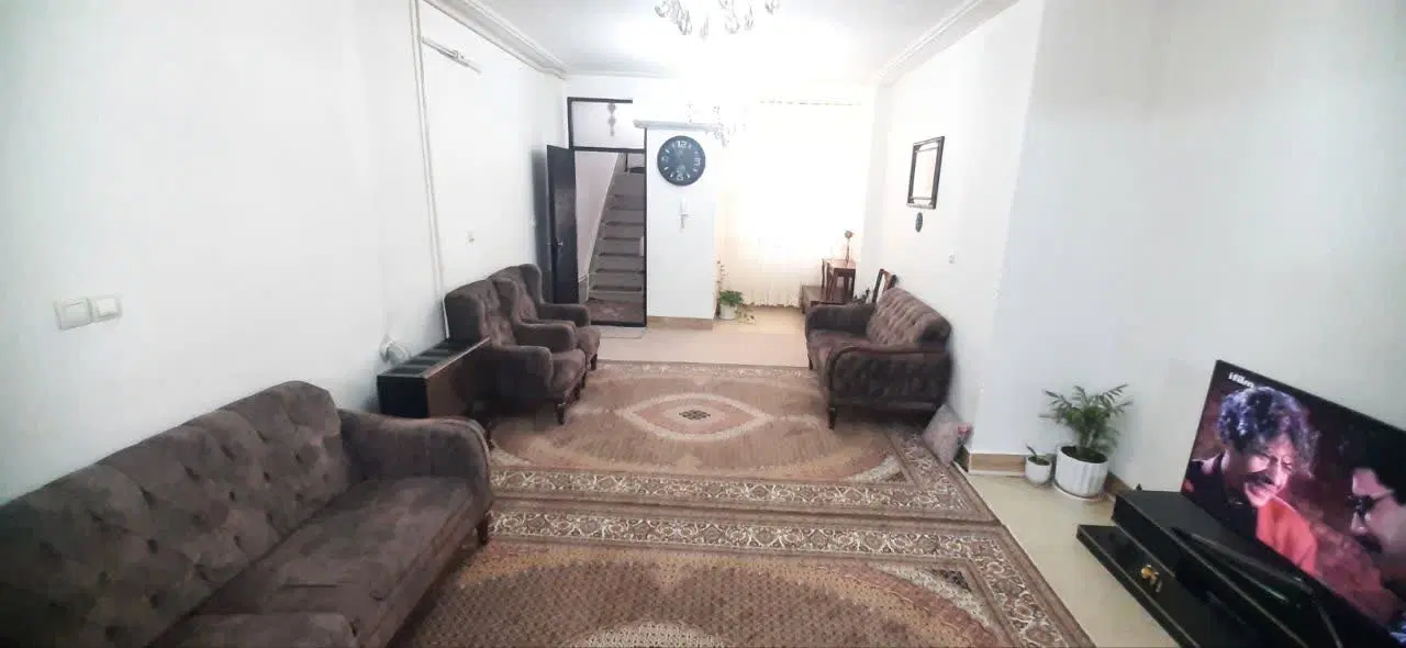 منزل مسکونی سه طبقه واقع در خیابان کارگر