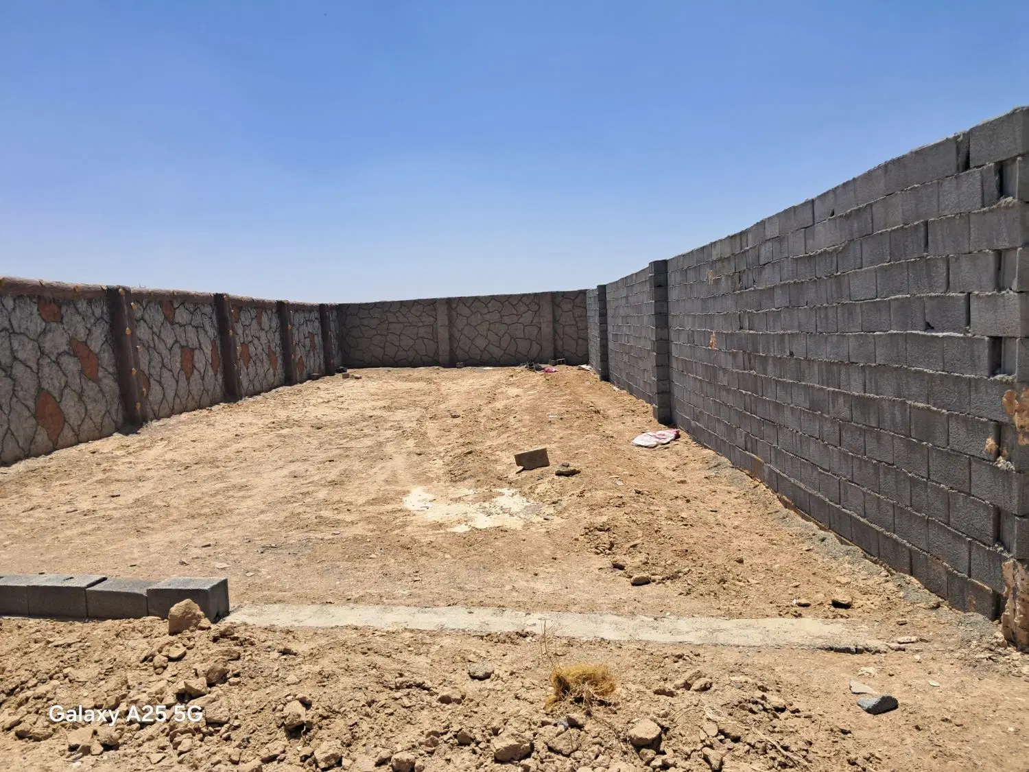 با سلام  چهار دیواری باغی