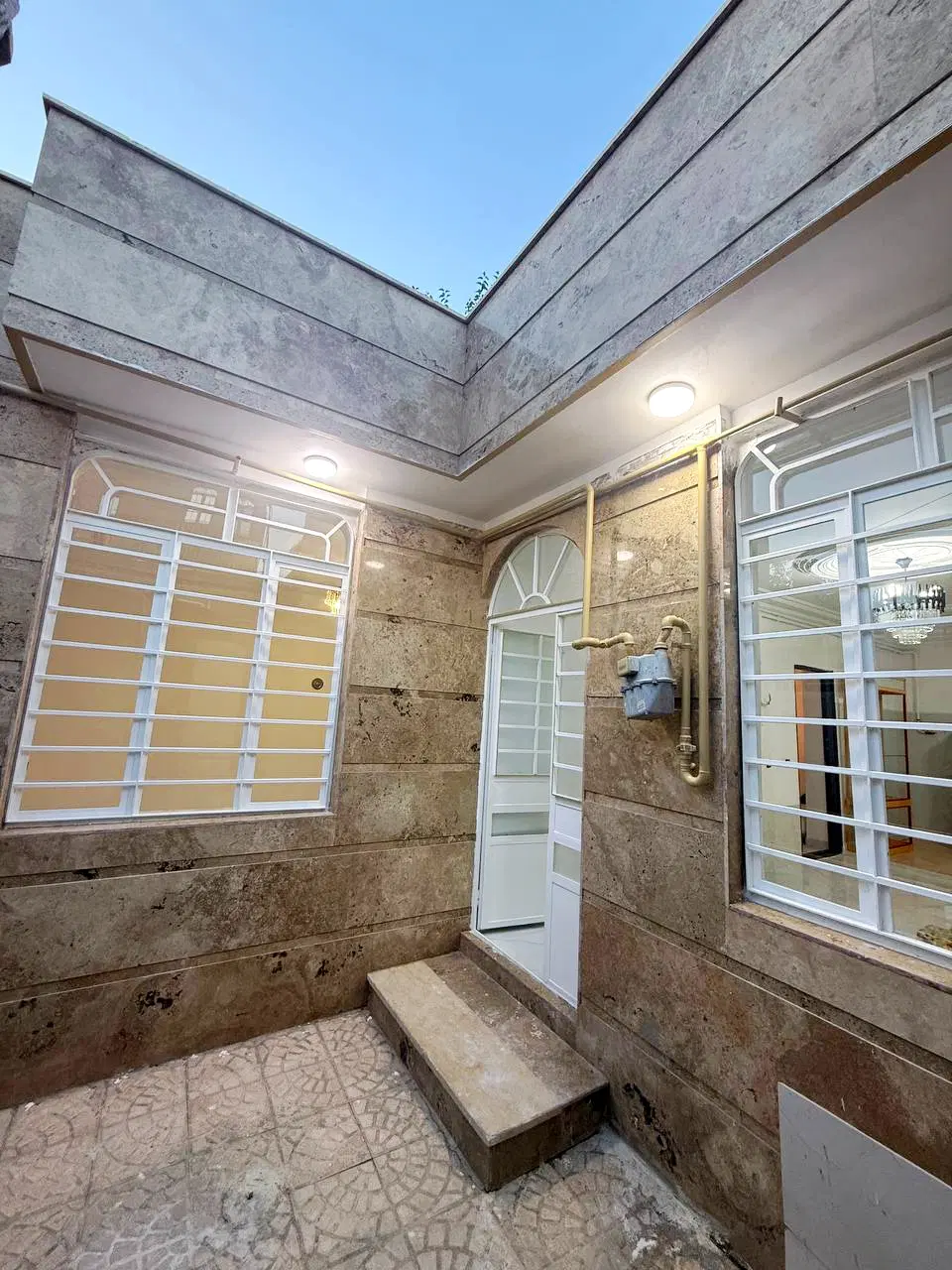 خانه‌ای دنج و نورگیر نزدیک خیابان اصلی