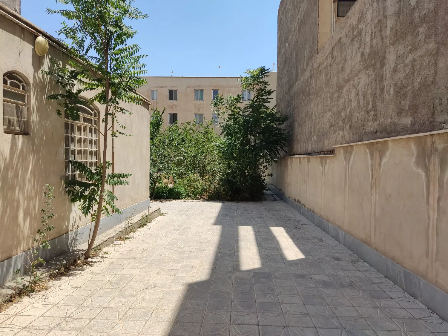 ویلایی ۸۶۰ متر ۳ خواب _ ۱۴۰ متر سوله انبار مجزا
