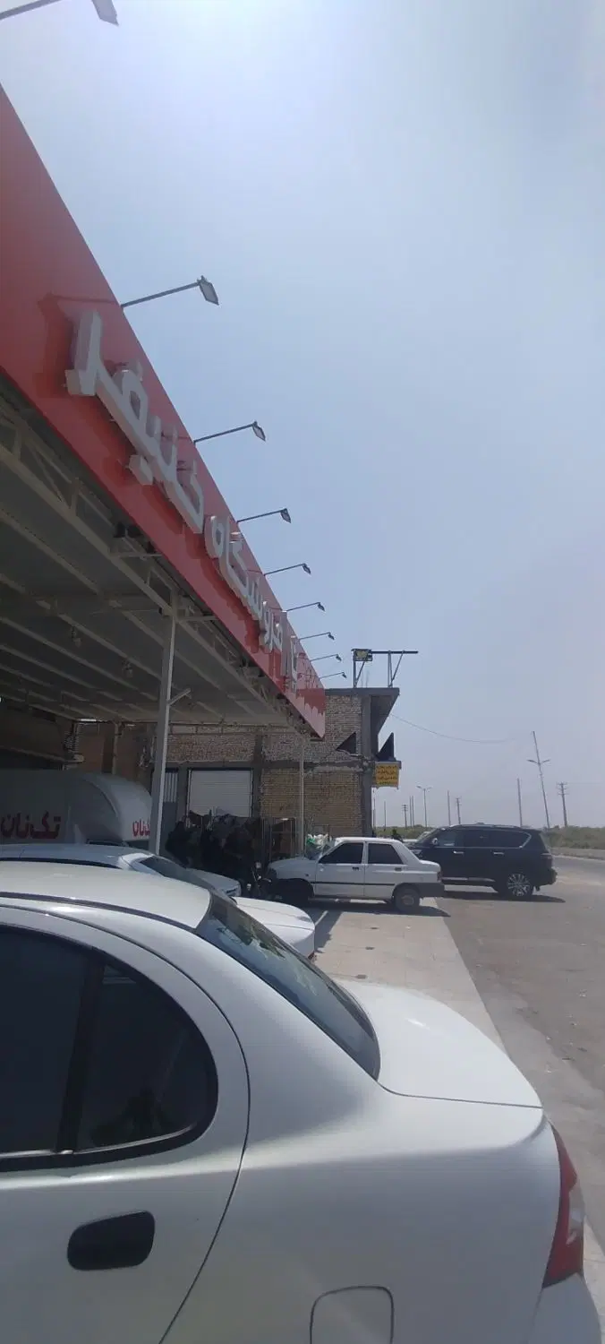 درب مغازه به صورت رهن و اجاره داده میشود