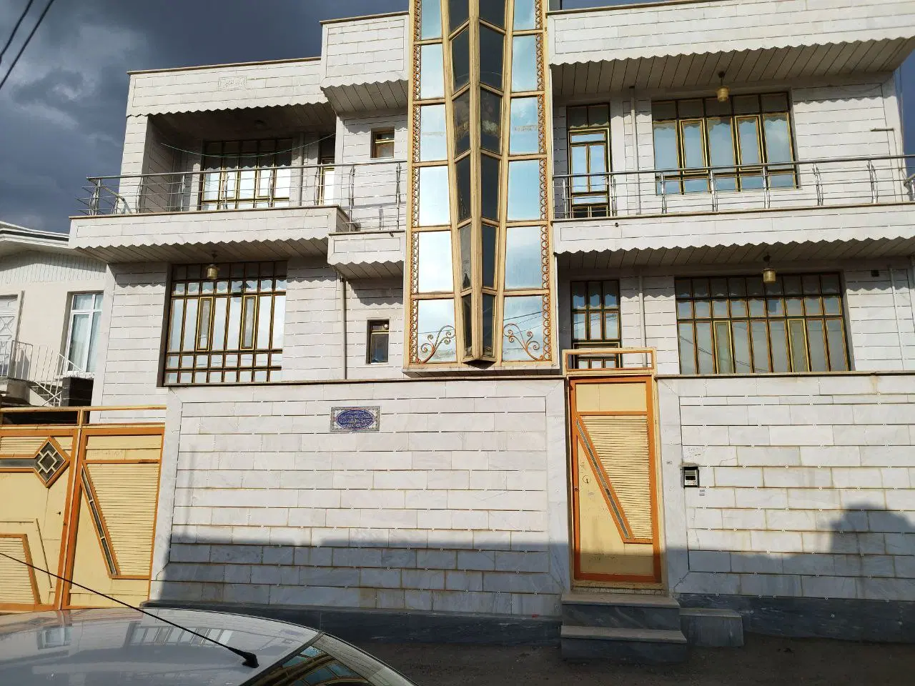 ساختمان دوطبقه با پارکینگ