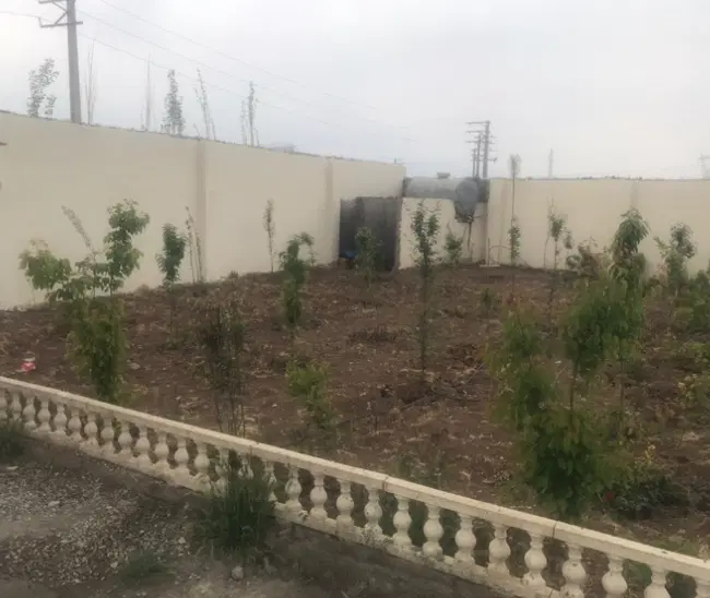 باغچه ۴۰۰ متری دارای دیوار و بنای ۵۰ متری قانونی